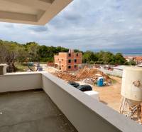 Ostrov VIR-Predaj nového veľkometrážneho 3i apartmánu s krytou terasou, 250m od mora