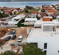 Ostrov VIR-Predaj nového veľkometrážneho 3i apartmánu s krytou terasou a pozemkom o výmere 140 m2 250m od mora