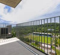 Predaj 1i bytu v novostavbe Čerešne s balkónom, klimatizáciou a výhľadom_balkón