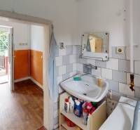 RsiyqEKTjEN-Bathroom.jpg