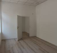 Podnikateľské priestory 2x, 21,25 m², Galanta, Hlavná, viac na: https://reality.intexreal.sk/