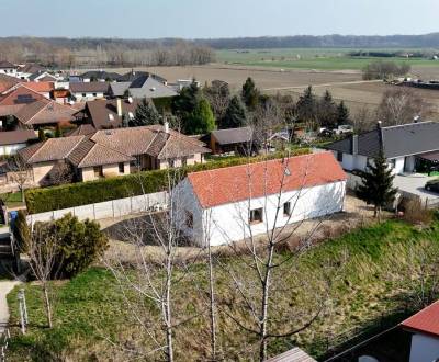 Novostavba malebného domku na prostorném pozemku.Rajka