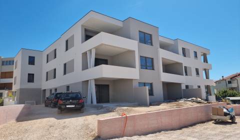 CHORVATSKO - Nové apartmány se sklepem - VODICE