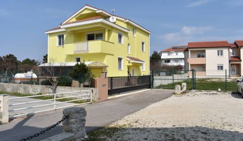 CHORVATSKO - Apartmánový dům se třemi apartmány - VRSI, Zadar