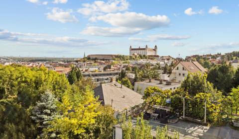 BA I -Pronájem velkometrážního 3i bytu s terasou a výhledem na hrad