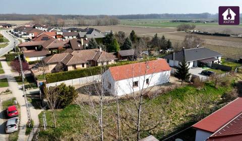 Novostavba malebného domku na prostorném pozemku.Rajka