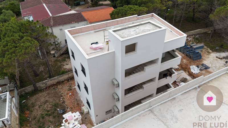 Ostrov VIR-Predaj nového veľkometrážneho 3i apartmánu s krytou terasou, 250m od mora