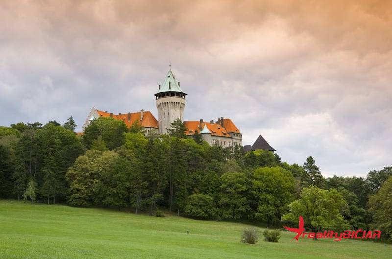 1360762982_bigstock-Smolenice-Castle-Slovakia-14857013.jpg