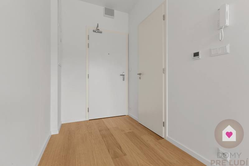 Predaj 1i bytu v novostavbe Čerešne s balkónom, klimatizáciou a výhľadom_chodba