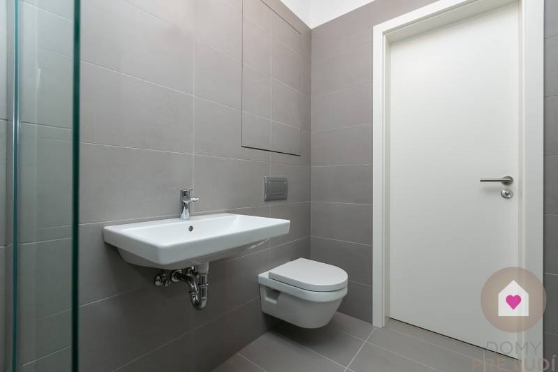 Predaj 1i bytu v novostavbe Čerešne s balkónom, klimatizáciou a výhľadom_kúpeľňa
