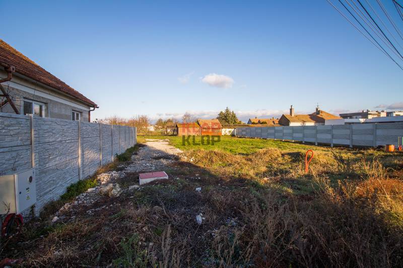 Kúpte si VEĽKÝ, SLNEČNÝ stavebný pozemok S POVOLENÍM a IS v Pavliciach