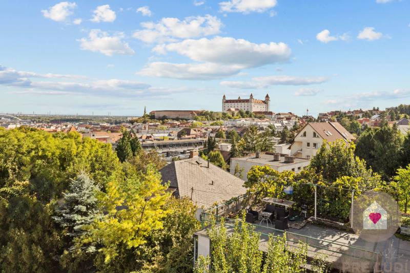 Prenájom veľkometrážného 3i bytu s terasou a výhľadom na hrad na Palisádoch- Červeňova ul. Staré mesto_výhľad z terasy